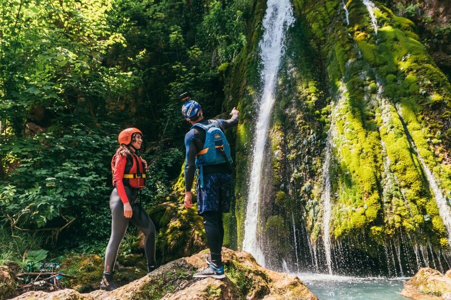Vadu Crisului: Rafting or Kayaking trip on Crisul Repede - Guides in action: what stands out from the experience style